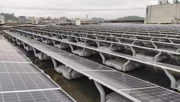 Lapos tetővel ballasztott napenergia -állvány