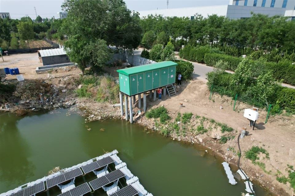 floating solar module array_