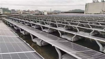 Napenergia lapos tetőtartókeretek